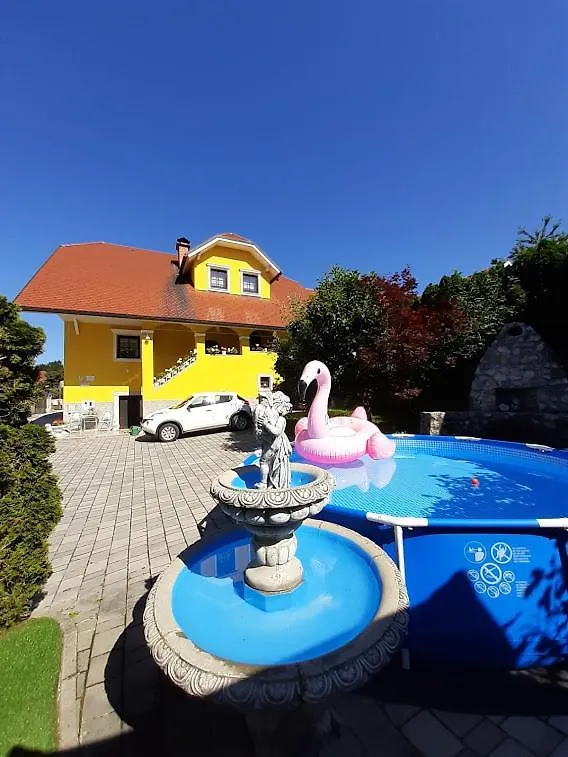 Apartma Ajda Komenda