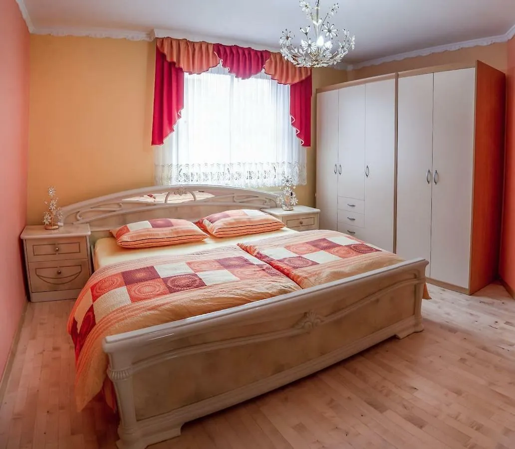 Apartma Ajda Komenda 0*,