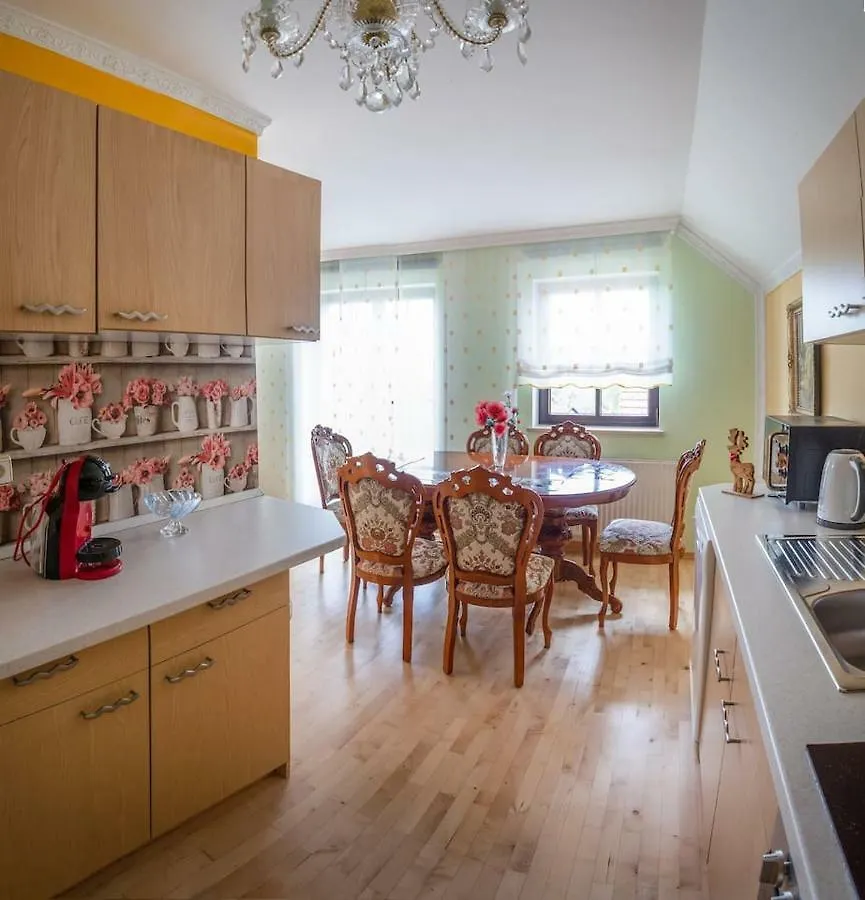 Apartma Ajda Komenda